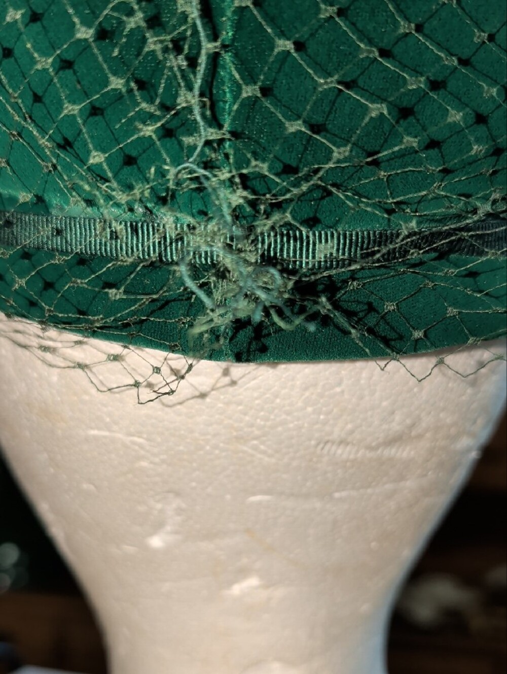 Mid Century Union Made Vintage Green Velvet Veiled Pillbox Hat - Picture 5 of 10